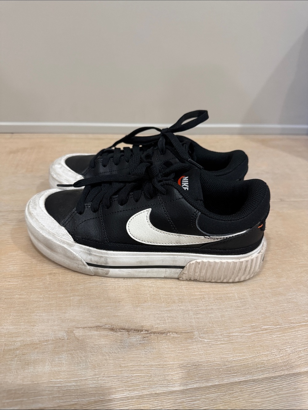 Nike Black and White Low-Top Sneakers Sz 5